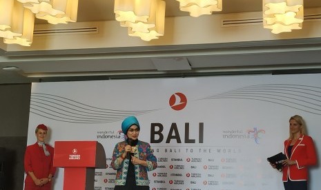 Deputi Bidang Pengembangan Pemasaran II Kementerian Pariwisata (Kemenpar) Nia Niscaya dalam konferensi pers penerbangan langsung Istanbul-Denpasar oleh Turkish Airlines di Nusa Dua, Bali, Kamis (18/7). 