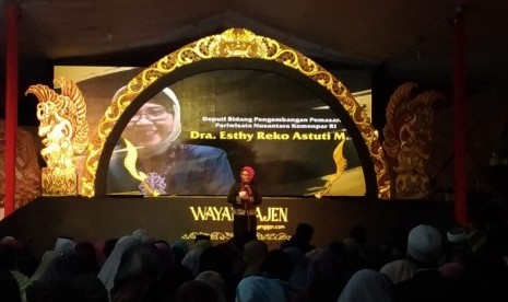 Deputi Bidang Pengembangan Pemasaran Pariwisata Nusantara Esthy Reko Astuti saat menyampaikan sambutan di Pertunjukan spektakuler Wayang Ajen 