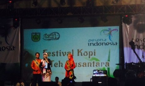 Deputi Bidang Pengembangan Pemasaran Pariwisata Nusantara Kementerian Pariwisata Eshty Reko Astuti ketika membuka festival yang berlangsung di Taman Sari Aceh, 6 November 2015 malam