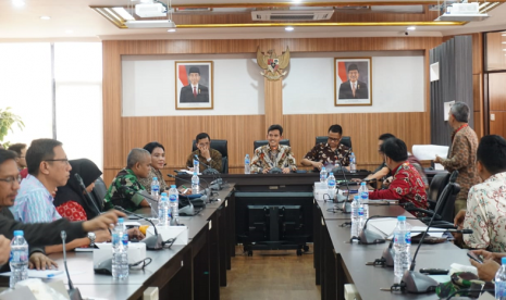 Deputi Bidang Pengembangan Pemuda Asrorun Ni’am Sholeh memberikan sambutan dan arahan dalam Rapat Sinergi Lintas Pemangku Kepentingan Kepramukaan di ruang rapat lantai 3 Kantor Kementerian Pemuda dan Olah Raga, Senayan, Jakarta, Jumat (29/3).