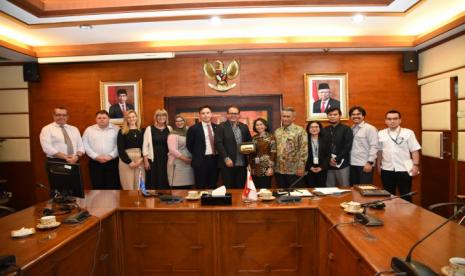 Deputi Bidang Persidangan Sekretariat Jenderal dan Badan Keahlian DPR RI Damayanti menerima kunjungan Delegasi Partai Buruh Australia yang dipimpin Mr. Luke Gosling MP. Tujuan kehadiran tim delegasi Partai Buruh Australia tersebut adalah ingin dapat mengenal dan mengetahui secara lebih jauh tentang sistem dan mekanisme kerja yang dilakukan lembaga perwakilan rakyat yang ada di Indonesia.