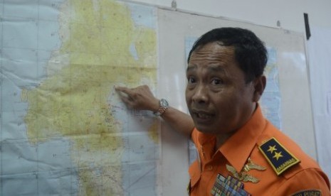 Deputi Bidang Potensi Basarnas Marsekal Muda TNI Sudipo Handoyo menunjukkan peta titik fokus pencarian pesawat Aviastar DHC6/PK-BRM di Crisis Center Bandara Internasional Sultan Hasanuddin, Makassar, Sulawesi Selatan, Sabtu (3/10). 