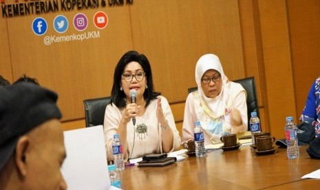 Deputi Bidang Produksi dan Pemasaran Kementerian Koperasi dan UKM Victoria Br Simanungkalit