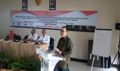 Deputi Bidang Restrukturisasi Usaha Kementerian Koperasi dan UKM Abdul Kadir Damanik dalam acara sosialisasi pola kemitraan usaha rantai nilai/pasok antara KUMKM dengan usaha besar, di Kabupaten Kuningan, Jawa Barat, Rabu (15/5).