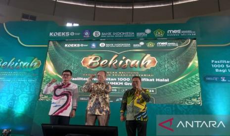 Deputy for Micro Enterprises of Kemenkop and UKM Yulius (center) during the opening of Mandatory Halal Socialization and 1,000 Halal Certification Facilities in Pangkalpinang, Thursday (7/3/2024).