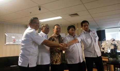 Deputi Bidang Usaha Pertambangan Industri Strategis dan Media Kementerian BUMN Fajar Harry Sampurno (tengah baju batik) bersama para direktur utama holding tambang di Kementerian BUMN, Jumat (24/11). 