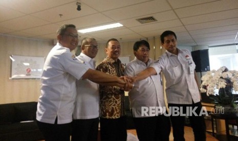 Deputi Bidang Usaha Pertambangan Industri Strategis dan Media Kementerian BUMN Fajar Harry Sampurno (tengah baju batik) bersama para direktur utama holding tambang di Kementerian BUMN, Jumat (24/11). 