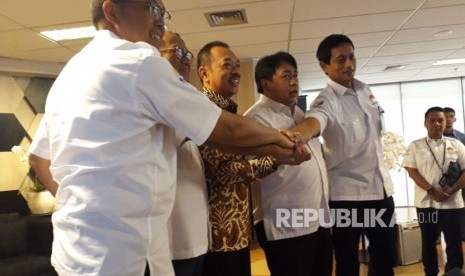 Deputi Bidang Usaha Pertambangan Industri Strategis dan Media Kementerian BUMN Fajar Harry Sampurno (tengah baju batik) bersama para direktur utama holding tambang di Kementerian BUMN, Jumat (24/11). 