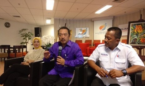 Deputi Bidang Usaha Pertambangan, Industri Strategis, dan Media Kementerian BUMN Fajar Harry Sampurno (tengah), Direktur Utama Perusahaan Gas Negara (PGN) (Persero) Jobi Triananda Hasjim (kemeja putih), dan Direktur SDM PT Pertamina (Persero) Nike Widyawati memberikan pernyataan resmi mengenai pembentukan induk perusahaan (//holding//) migas di Kementerian BUMN, Rabu (11/4).