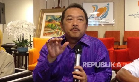 Deputi Bidang Usaha Pertambangan, Industri Strategis, dan Media Kementerian BUMN Fajar Harry Sampurno memberikan pernyataan pada peresmian pembentukan induk perusahaan (holding) minyak dan gas (migas) di Kementerian BUMN, Rabu (11/4). 