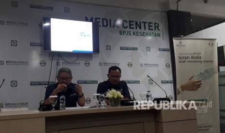 Deputi Direksi Bidang Jaminan Pembiayaan Kesehatan BPJS Kesehatan Budi  Mohammad Arief (memegang mikrofon) berbicara di konferensi pers BPJS  Kesehatan mengenai 'Akreditasi Sebagai Upaya Optimalisasi Mutu Pelayanan RS  di Era JKN-KIS', di Jakarta, Kamis (2/5).