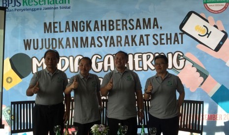  Deputi Direksi BPJS Kesehatan Wilayah Jabar Mohammad Edison (kedua dari kanan) bersama kepala cabang BPKS Kota Bandung dan Cimahi, serta perwakilan media dalam acara media gathering dengan tema ‘Melangkah Bersama Wujudkan Masyarakat Sehat’ di Kota Bandung, Senin (4/12). 