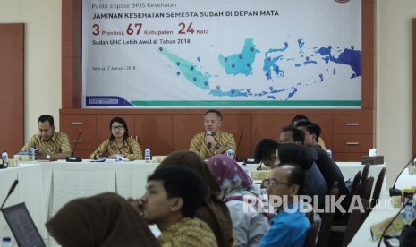 Deputi Direksi BPJS Kesehatan Wilayah Jabar Mohammad Edison menyampaikan paparannya pada acara Publik Expose BPJS Kesehatan bertajuk Jaminan Kesehatan Semesta Sudah Di Depan Mata di Kantor BPJS Jawa Barat, Kota Bandung, Selasa (2/1).