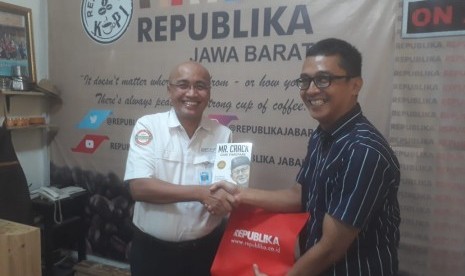 Deputi Direksi BPJS Wilayah Jawa Barat Siswandi  menerima cindramata dari Kepala Perwakilan Republika Jabar, Rahmat Santosa Basarah.