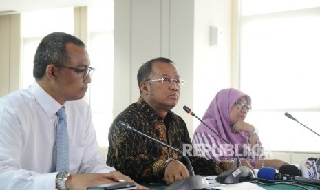 Deputi Komisioner Edukasi dan Perlindungan Konsumen OJK Sarjito (tengah). Otoritas Jasa Keuangan (OJK) mengungkapkan delapan prinsip pelaku jasa keuangan untuk memperkuat perlindungan konsumen. 