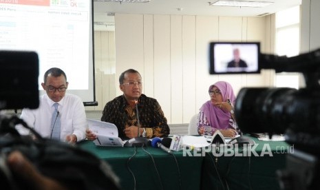 Deputi Komisioner Edukasi dan Perlindungan Konsumen OJK Sarjito (tengah). Otoritas Jasa Keuangan (OJK) akan memberikan beragam sanksi bagi Pelaku Usaha Jasa Keuangan (PUJK) yang melanggar aturan perlindungan konsumen yang baru saja diterbitkan.