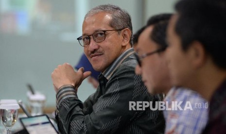 Deputi Gubernur Bank Indonesia (BI) Dody Budi Waluyo memberikan paparan saat berkunjung ke kantor Harian Republika,Jakarta, Jumat (25/10).