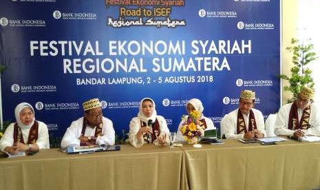 Deputi Gubernur Bank Indonesia (BI) Rosmaya Hadi (ketiga dari kiri) bersama Kepala Departemen Regional I BI, Suheidi (kedua dari kiri),  Kepala Departemen Ekonomi dan Keuangan Syariah BI, Anwar Bashori (kedua dari kanan), dan Kepala Perwakilan BI Provinsi Lampung, Budiharto Setyawan (kanan) saat konferensi pers usai membuka Festival Ekonomi Syariah Regional Sumatera 2018, dengan tema 'Mendorong Regional Sumatera sebagai Islamic Economic Hub melalui Implementasi Business Linkage', Kamis (2/8), di Bandar Lampung.