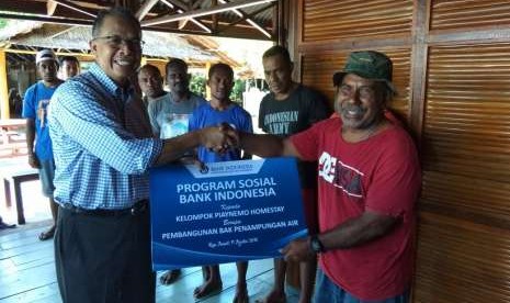 Deputi Gubernur Bank Indonesia Sugeng menyerahkan bantuan pembangunan penampungan bak air bersih di Homestay Piaynemo di Raja Ampat, Papua Barat, Sabtu (11/8).