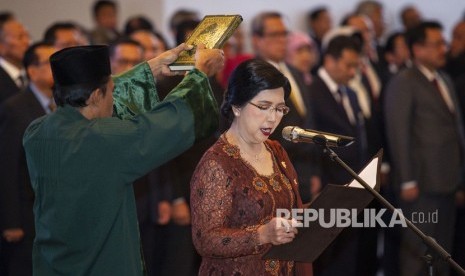 Deputi Gubernur Senior Bank Indonesia (BI) Destry Damayanti mengucap sumpah jabatan pada pelantikan di Gedung Mahkamah Agung (MA), Jakarta, Rabu (7/8/2019).