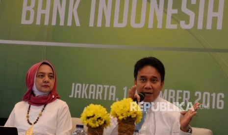 Deputi Gubernur Senior Bank Indonesia Mirza Adityaswara (kanan) menyampaikan materi disaksikan Pengamat Ekonomi Lana Soeliatianingsih, pada seminar 