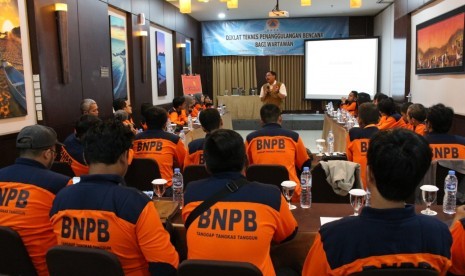 Deputi I Bidang Pencegahan dan Kesiapsiagaan BNPB, Wisnu Widjaja saat menjelaskan tentang kesiapsiagaan bencana di diklat teknis pemanggulangan bencana bagi wartawan, Rabu (24/4) di Bandung.