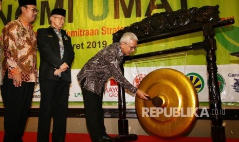 Deputi Bidang Koordinasi Ekonomi Digital, Ketenagakerjaan, dan UMKM Kemenko Perekonomian, Rudy Salahuddin (kanan) mengatakan UMKM menjadi salah satu sektor yang paling terdampak pandemi Covid-19. Ia berharap penandatanganan kerja sama Pengembangan Ekonomi Digital Nasional melalui Pemanfaatan Layanan Keuangan Digital bisa majukan UMKM