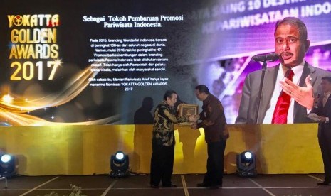 Deputi Kelembagaan dan Sumber Daya Manusia, Kementerian Pariwisata, Ahman Sya mewakili Menteri Pariwisata Arief Yahya menerima penghargaan dari Yokatta Golden Awards, Senin (22/5)