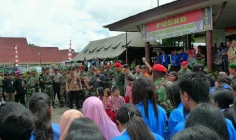 Deputi Kemenko Kesra Bidang Lingkungan Hidup dan Kerawanan Sosial Willem Rampangilei bersama Wakil Komandan Jenderal Koppasus Brigjen TNI Jaswandi berada di antara peserta Ekspedisi NKRI Subkorwil Minahasa, Kamis (16/5).