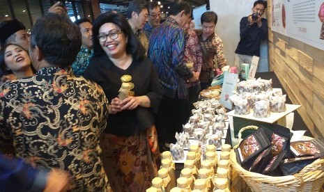 Deputi Kementerian Koperasi dan UKM Victoria Boru Simanungkalit (tengah) meninjau hasil bumi yang dihasilkan para petani di CGV FX Sudirman, Kamis (27/6).