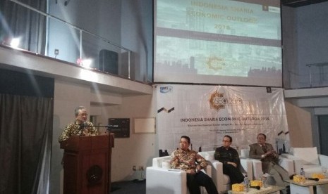 Deputi Kependudukan dan Ketenagakerjaan Kementerian Perencanaan Pembangunan Nasional/Bappenas, Pungky Sumadi, menjadi pembicara dalam seminar mengenai Indonesia Sharia Economic Outlook 2018 di Jakarta, Selasa (5/12).