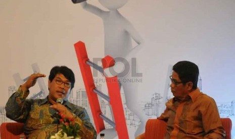 Deputi Komisioner OJK Bidang Pengawasan Bank Irwan Lubis (kiri) dan Dirut BNI Gatot M. Suwondo menjadi pembicara dalam Seminar Konsolidasi Perbankan Menghadapi MEA 2020 di Jakarta, Selasa (26/8). (Republika/Prayogi)