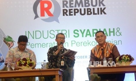  Deputi Komisioner Pengawas IKNB II OJK Muhammad Ichsanuddin (tengah), Plt Dirut BNI Syariah Abdullah Firman Wibowo (kanan), dan Kepala republika.co.id Elba Damhuri menjadi pembicara dalam seminar Perbankan Syariah bertajuk Rembuk Republik, Jakarta, Kamis (5/10). 