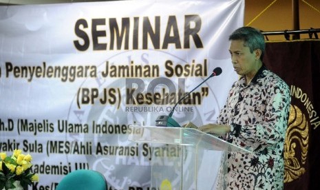 Deputi Komisioner Pengawas Industri Keuangan Non-Bank Otoritas Jasa Keuangan (IKNB OJK) Edy Setiadi saat menjadi pembicara utama dalam seminar di Universitas Indonesia Pasca Sarjana, Jakarta, Jumat (21/8). 