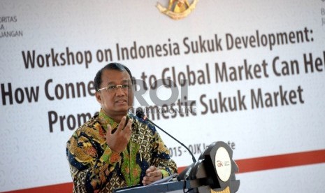 Deputi Komisioner Pengawas Pasar Modal OJK Sardjito memberikan materi persentasi saat acara Workshop bertemakan pengembangan pasar sukuk domestik melalui pasar global di Jakarta, Rabu (20/5). 