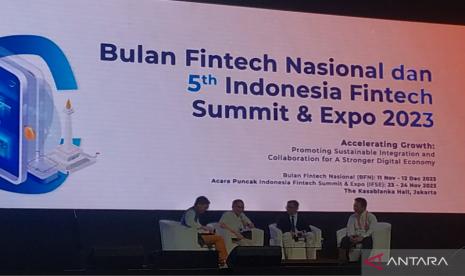 Deputi Komisioner Pengawasan Perasuransian, Penjaminan, dan Dana Pensiun Otoritas Jasa Keuangan (OJK) Iwan Pasila (kedua dari kiri) dalam acara Bulan Fintech Nasional dan 5th Indonesia Fintech Summit & Expo 2023 di Jakarta, Kamis (23/11/2023). 