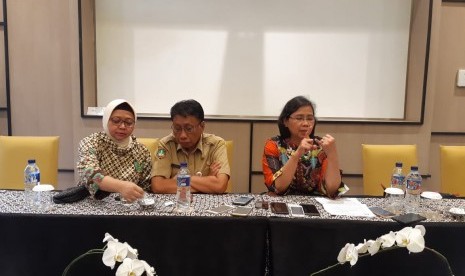 Deputi Menteri Pemberdayaan Perempuan dan Perlindungan Anak Bidang Tumbuh Kembang Anak Lenny N Rosalin (paling kanan), dan Kepala Bapermas Kota Solo Widi Srihanto (tengah) melakukan konferensi pers Rakor Percepatan Kota Layak Anak 128 Kabupaten/Kota di Hotel Alila, Solo, Senin (15/10). 