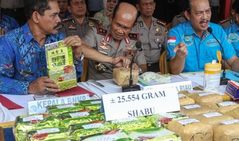 Deputi Pemberantasan BNN Irjen Pol Arman Depari (kanan), Kapolda Riau Irjen Pol Nandang (tengah) dan Kepala BNNP Riau Brigjen Pol Wahyu Hidayat (kiri) menjelaskan penangkapan sindikat pengedar narkotika jaringan Internasional Malaysia-Indonesia di Mapolda Riau, Jumat (6/10). 