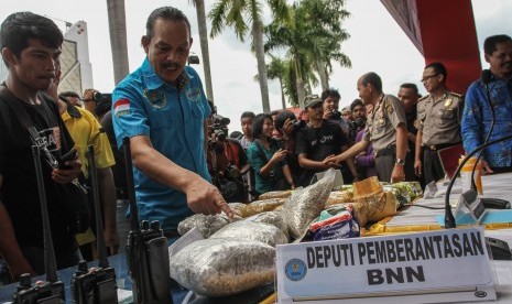 Deputi Pemberantasan BNN Irjen Pol Arman Depari (kedua kiri) memperlihatkan barang bukti narkoba ketika pengungkapan sindikat narkoba internasional Malaysia-Indonesia di Mapolda Riau, Jumat (6/10).