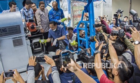 Deputi Pemberantasan BNN Irjen Pol Arman Depari memasukkan barang bukti narkoba jenis sabu ke dalam mesin pemusnahan saat pemusnahan barang bukti sabu jaringan Malaysia di Kantor BNN, Cawang, Jakarta, Jumat (26/1).