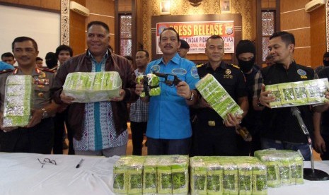 Deputi Pemberantasan BNN Irjen Pol Arman Depari (tengah) bersama Kapolda Sumut Irjen Pol Paulus Waterpauw (kedua kiri) memperlihatkan barang bukti narkoba jenis sabu yang dibungkus dengan kemasan ketika gelar kasus di Mapolda Sumatera Utara, Medan, Sabtu (15/7) malam.