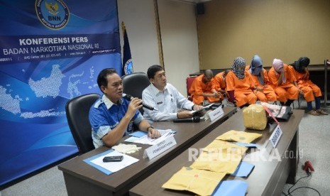   Deputi pemberantasan Narkotika BNN Irjen Pol Arman Depari (kiri), bersama Kepala Bagian Humas BNN Slamet Pribadi menunjukkan tersangka dan barang bukti sabu saat konferensi pers di BNN, Jakarta, Selasa (24/5). (Republika/Yasin Habibi)