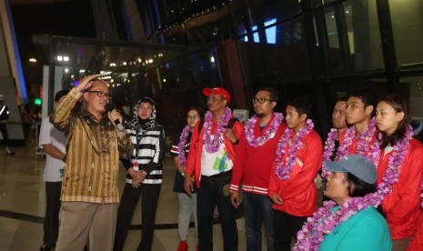 Deputi Pembudayaan Olahraga Raden Isnanta didampingi Sesdep Pembudayaan Olahraga Suryati menyambut kedatangan Tim Para Bulutangkis Indonesia yang berjaya di Kejuaraan Dunia 2019 di Basel, Swiss di Bandara Soekarno-Hatta, Cengkareng, Tangerang, Selasa (27/8) malam.