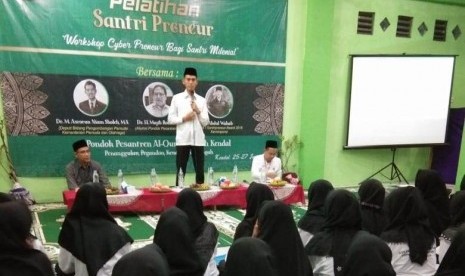 Deputi Pengembangan Pemuda Kementerian  Pemuda dan Olahraga Asrorun Ni'am Sholeh dalam Pelatihan santripreneur 