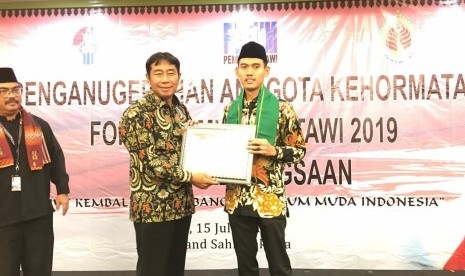 Deputi Pengembangan Pemuda Kementerian Pemuda dan Olahraga, Asrorun Ni'am Sholeh mendapat Anugerah Anggota Kehormatan Forum Pemuda Betawi (FPB) 2019 di Hotel Grand Sahid, Senin (15/7).