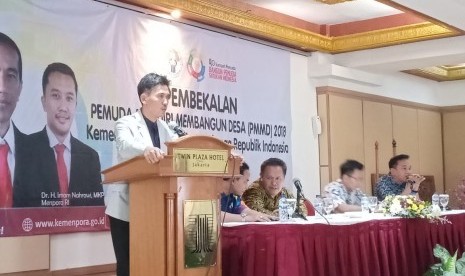 Deputi Pengembangan Pemuda Kementerian Pemuda dan Olahraga Asrorun Niam Sholeh saat memberikan pembekalan peserta Pemuda Mandiri Membangun Desa (PMMD) di Jakarta,  Sabtu (20/10) 