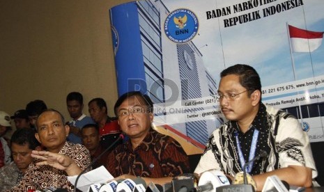  Deputi Penindakan Badan Narkotika Nasional (BNN) Irjen Pol DR Benny Mamoto (tengah) di dampingi Kepala Badan Narkotika Provinsi Nusa Tenggara Barat kombes Pol Drs Mufti Djusnir (kiri) dan Humas BNN, Komisaris Besar Sumirat Dwiyanto saat memberikan keteran