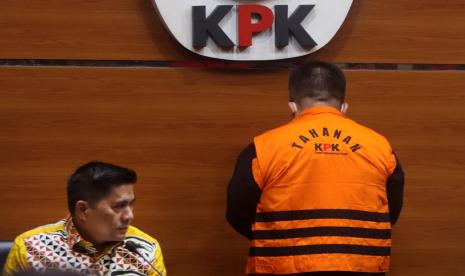 Deputi penindakan dan eksekusi KPK Karyoto (kiri) memberikan keterangan saat penetapan dan penahanan tersangka Ivan Dwi Kusuma Sujanto di Gedung Merah Putih KPK, Jakarta, Selasa (4/10/2022). KPK menahan Ivan Dwi Kusuma Sujanto terkait dugaan penyuapan tersangka Hakim Mahkamah Agung (MA) Sudrajad Dimyati dalam pengurusan perkara di MA. 