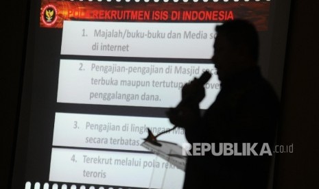 Deputi Penindakan dan Pembinaan Kemampuan Badan Nasional Penanggulangan Terorisme (BNPT) Irjen Pol Arief Darmawan menunjukan slide show tentang penyebaran ISIS saat menjadi pembicara di sebuah kampus (ilustrasi)