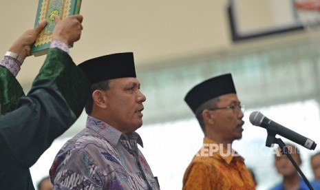 Deputi Penindakan KPK Brigjen Pol Firli (kiri) dan Direktur Penuntutan Supardi melakukan sumpah ketika pelantikan di gedung KPK Jakarta, Jumat (6/4). 